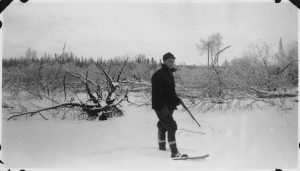 1599px-Man_on_snowshoes,_with_his_rifle._ready_for_the_hunt_-_NARA_-_285719